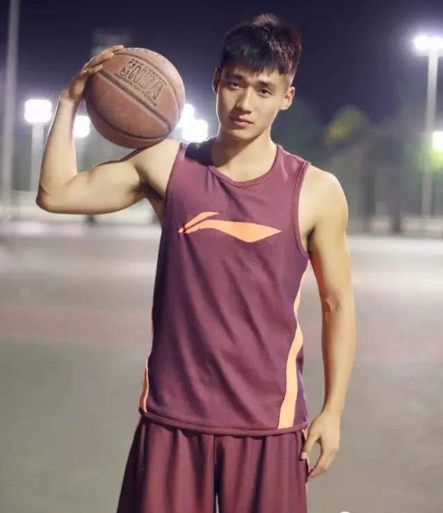 郑州大学篮球体育生王晨曦最新私照