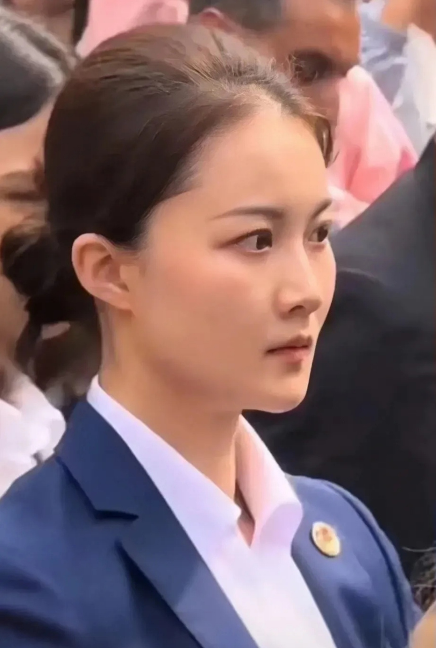 近日,一位中国女保镖因守护"沙漠玫瑰"而备受关注,她凌厉的眼神让人们