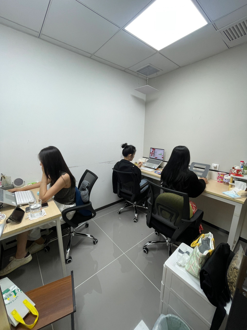 10平米的办公室,大学舍友三个合伙开了一个小公司,很喜欢这种奋斗的
