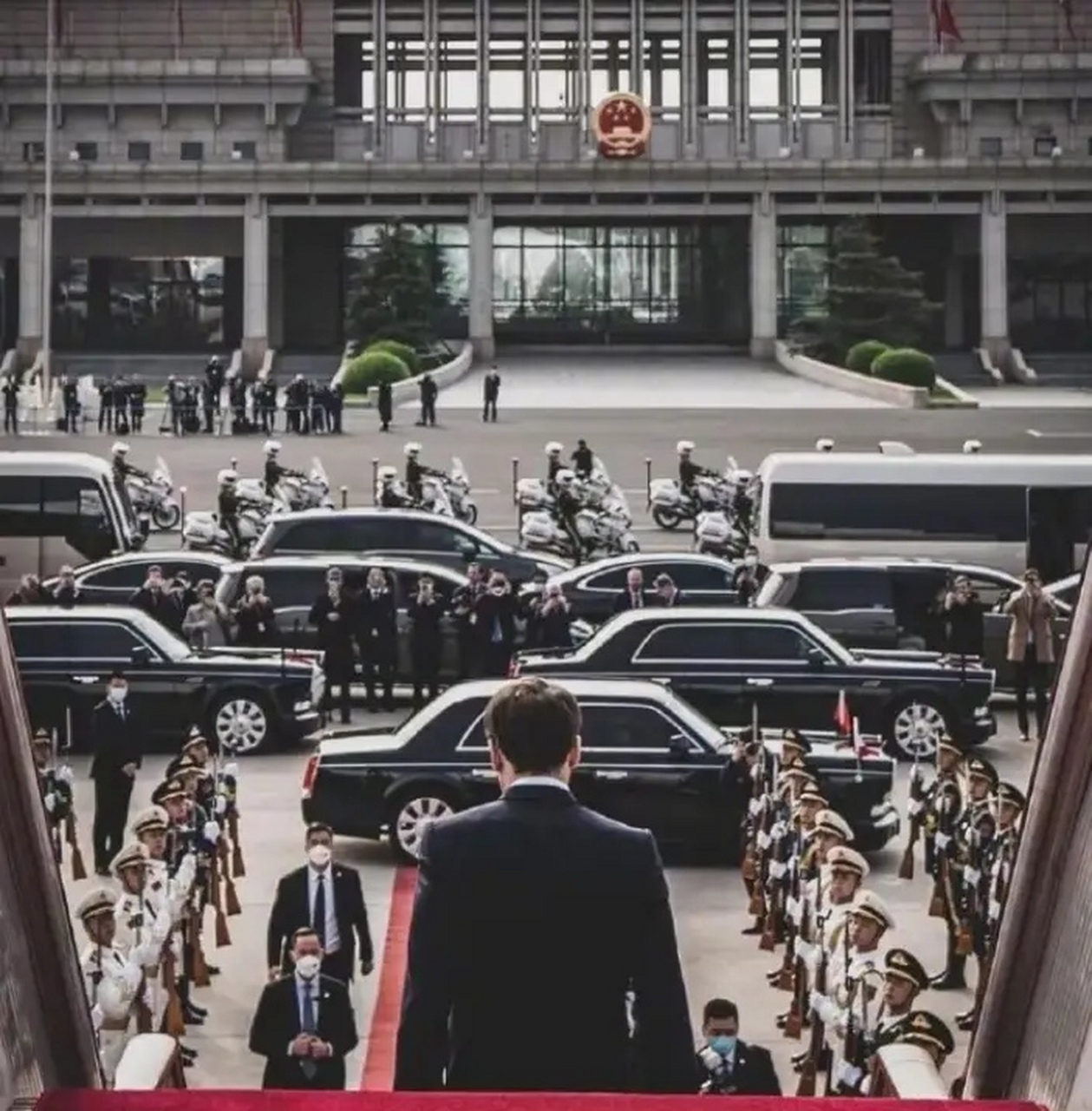 其实还真不必羡慕法新社高超的拍摄技术,中国也有高超的拍摄技术,看