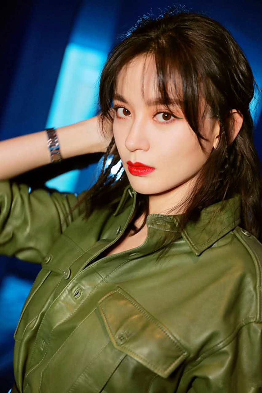 施诗古灵精怪,身材修长,长相甜美,外表给人淑女气十足.