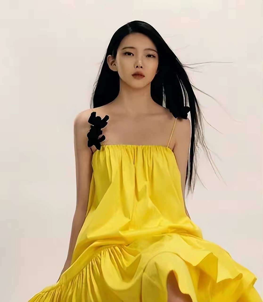 李熙凝身穿淡黄色长裙亮相,仙气十足,网友直呼:女神就是不一样