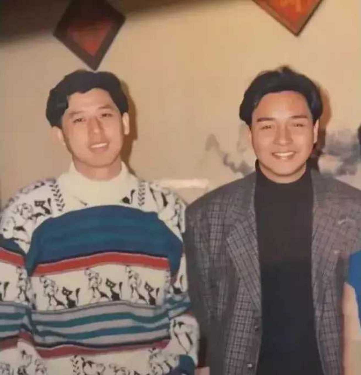 娱乐#   年轻时的张国荣和唐鹤德的几张合影.