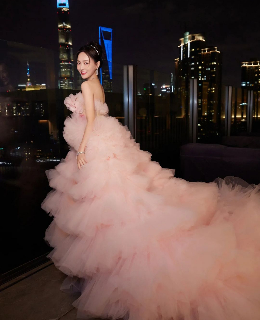 唐嫣粉色长裙大修美腿