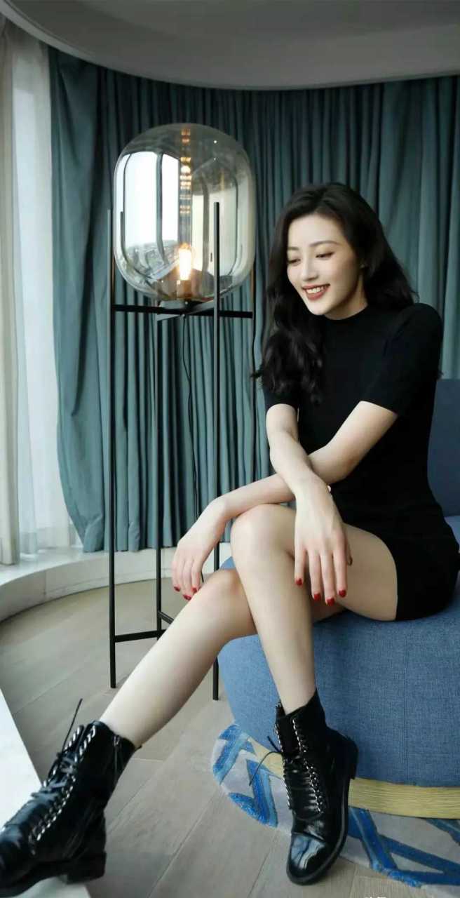 顾名思义,王秀竹,王修竹也,一支修长的竹子,真是美不胜收!