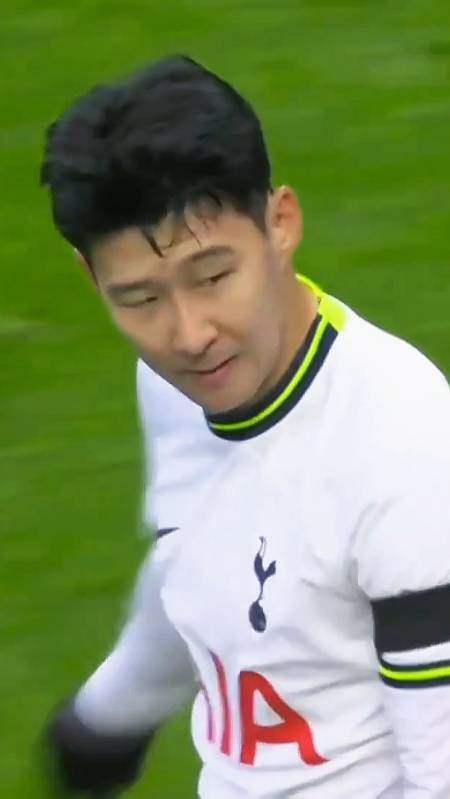 失误后的孙兴慜直接把面具摘掉扔场边了-度小视