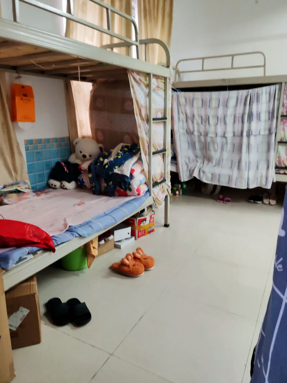 我在成都富士康上班,我们宿舍现在住了三个人,有两个上白班,我一个人