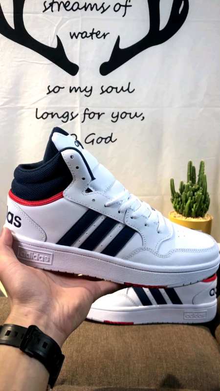 adidas 阿迪mid板鞋 易烊千玺同款 adidas hoops中帮休闲板鞋-度小视