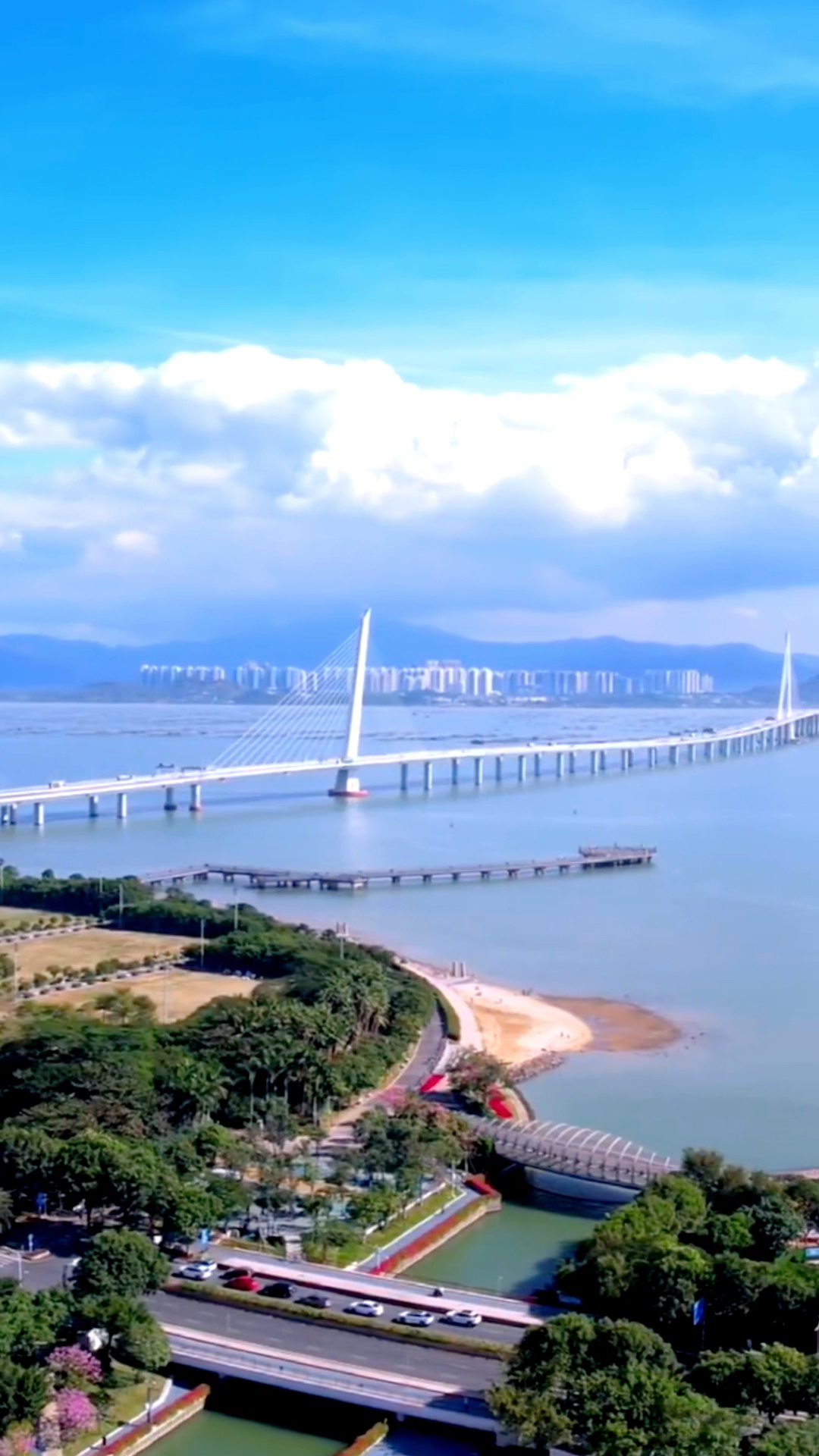 旅行#后海深圳湾,与香港一水之隔,对面的元朗和屯门区域清晰可见