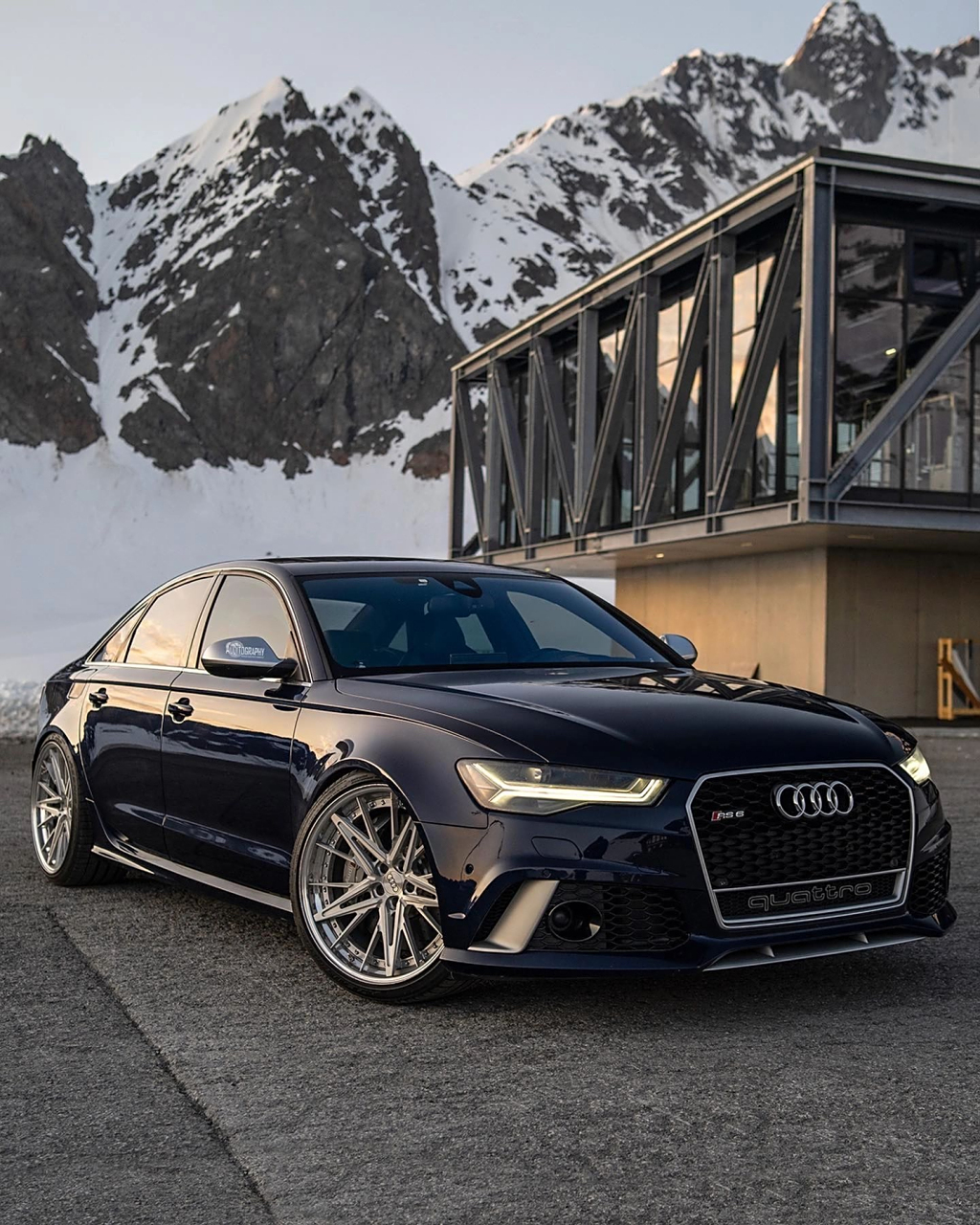 5的奥迪rs6 sesan 三厢车版 刀锋状的大灯和一体式尾灯显得格外霸气