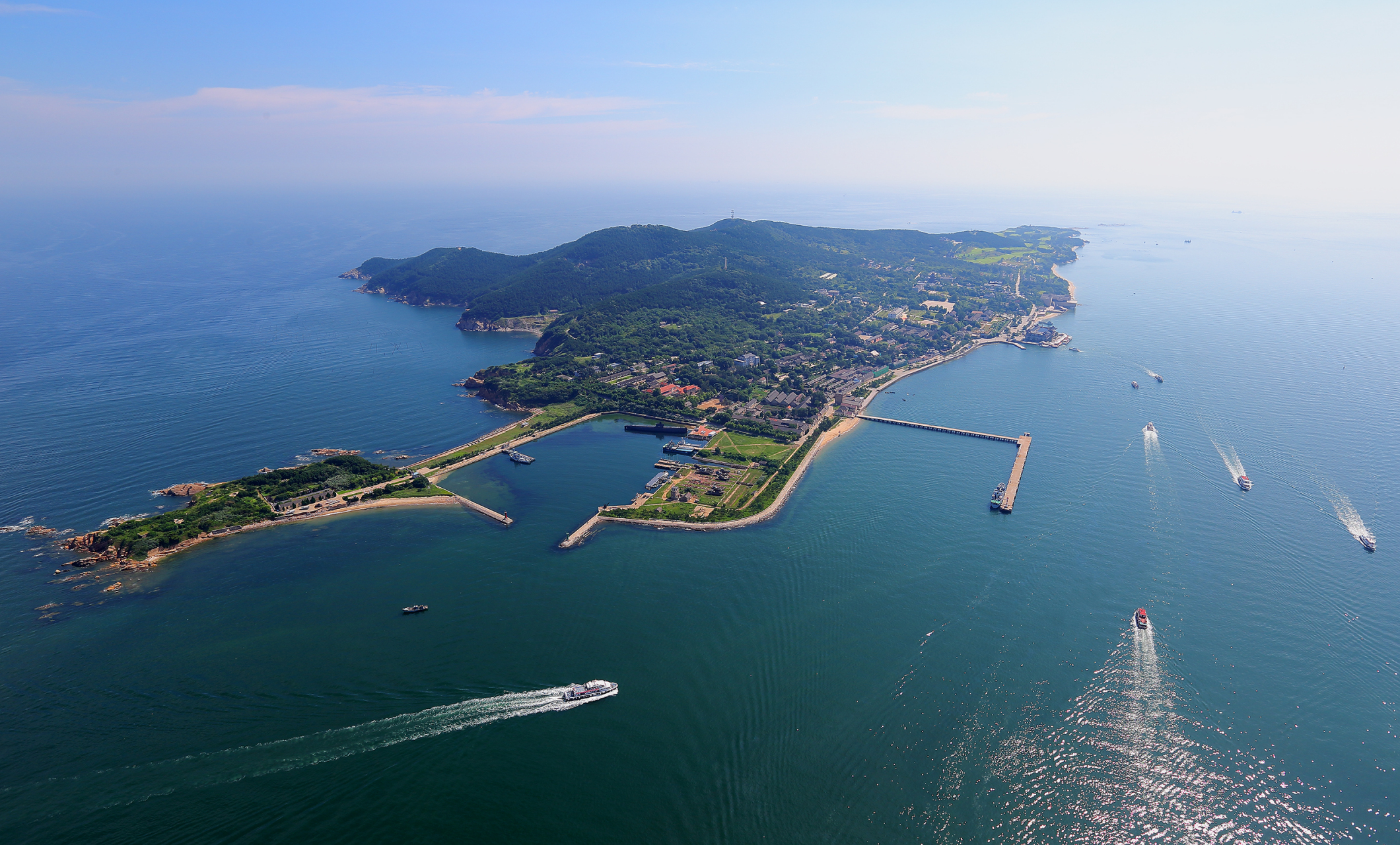 威海是一座美丽的海滨城市,旅游资源丰富,有海岛海岸,城市园林,历史