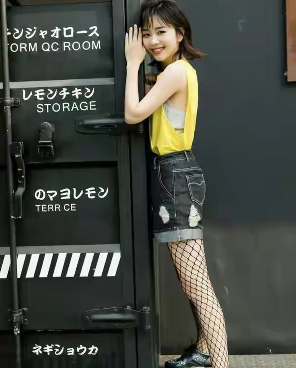 黑色渔网丝袜搭配黄色无袖上衣,谭松韵展示真正的甜美一笑!