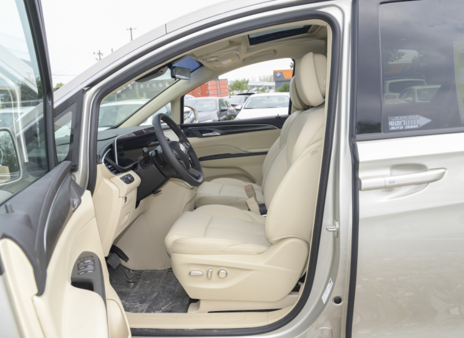 以下是对别克gl8陆尊的优势的详细介绍:豪华舒适的内饰别克gl8陆尊的