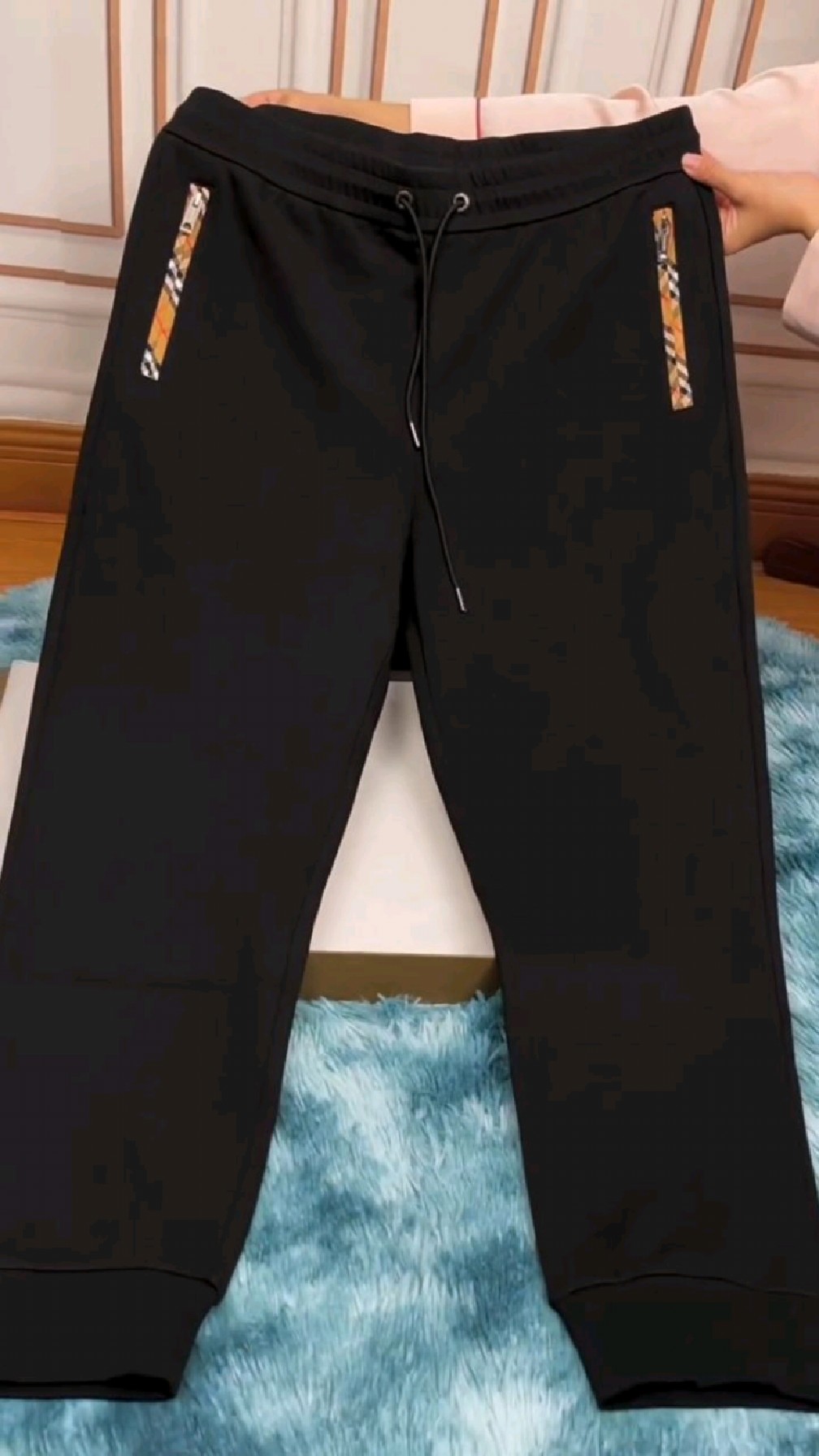 巴宝莉男士休闲裤设计感满满-度小视