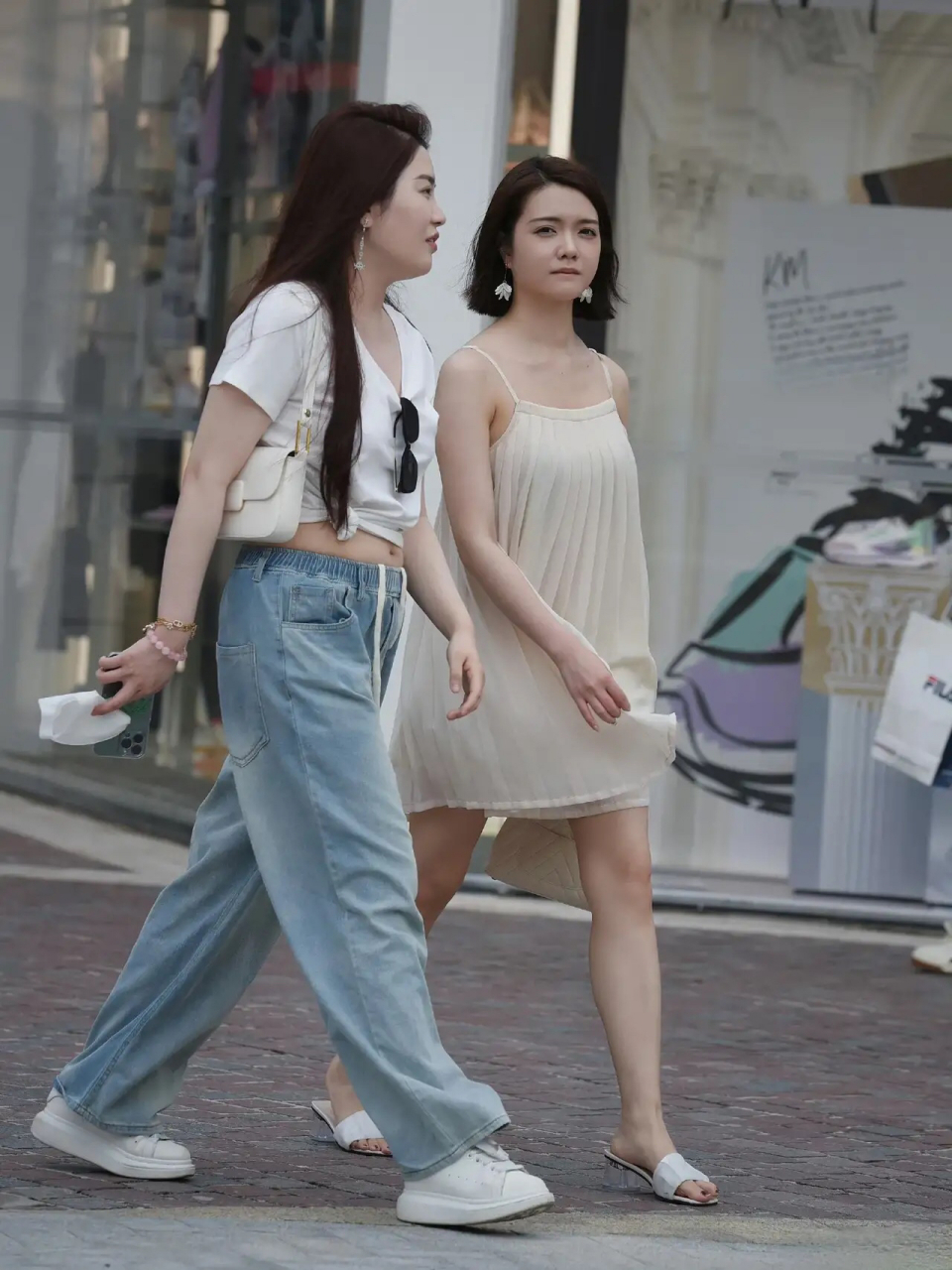 街拍:吊带睡衣裙,别有一番风味