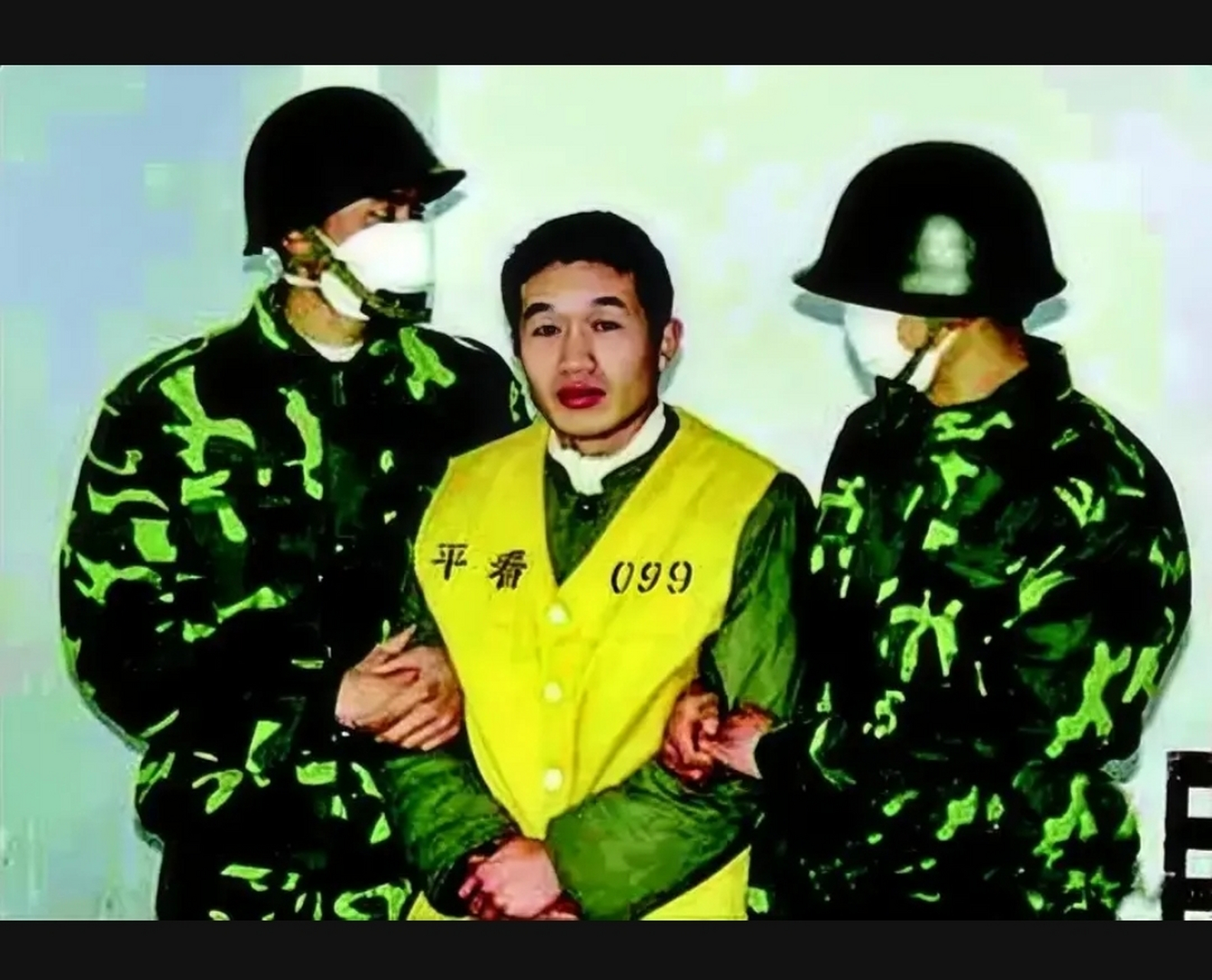 2003年,驻马店看守所,黄勇被两名武警押送着,即将执行死刑,照片中的他