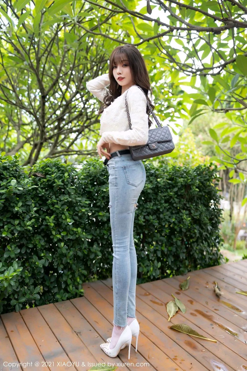 芝芝booty户外直爽牛仔裤搭配白色上衣