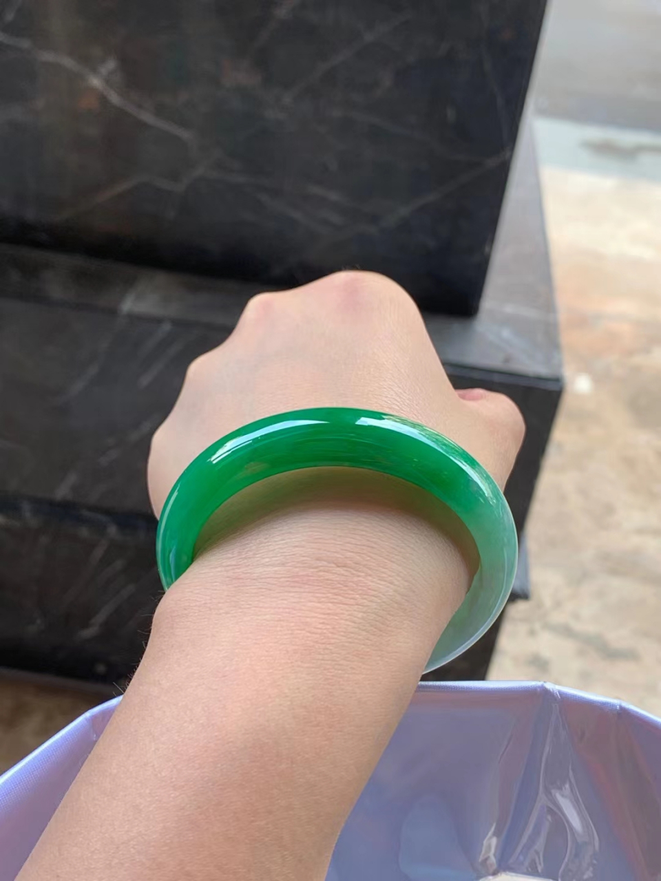 这一支冰阳绿翡翠手镯绝美的!