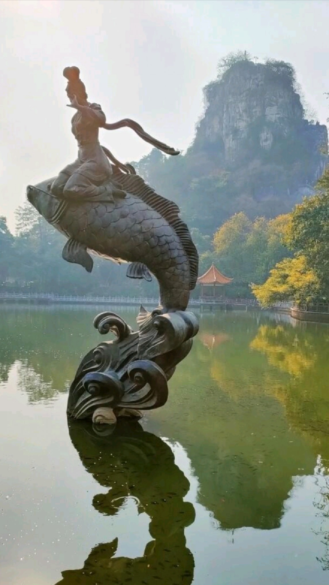 柳州闹市区中的鱼峰山,传说是歌仙刘三姐驮鲤羽化成仙之地