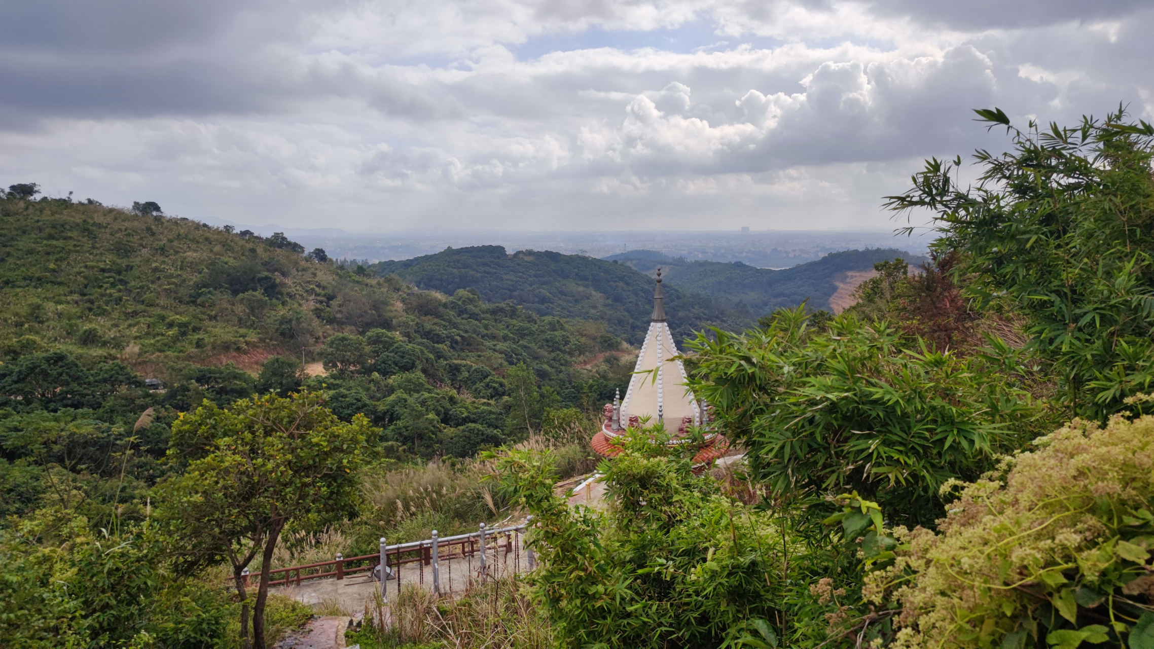 茂名电白霞洞镇附近的浮山岭有个鸡笼顶,有个当地退休老人,带头自己