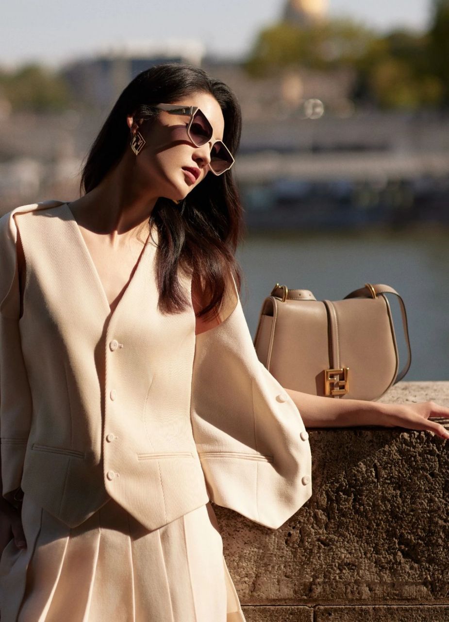 李沁品牌方广告写真. 这身穿搭很有层次感, 戴墨镜更增加了酷感.