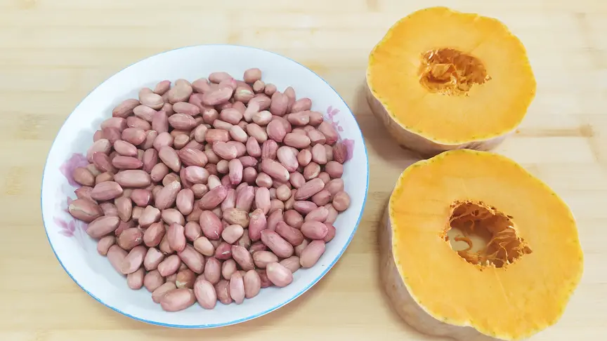 花生别再油炸,加一块南瓜,教你新吃法,香甜软糯,咬一口太香了