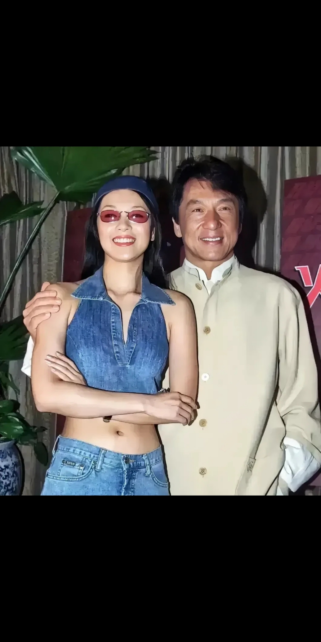 那时候的章子怡身材真好,修长而精致,确实是个大美人.