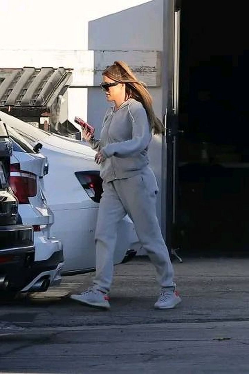 脚踩灰色椰子鞋,展现出福利满满的气质  科勒卡戴珊的身材特别的苗条