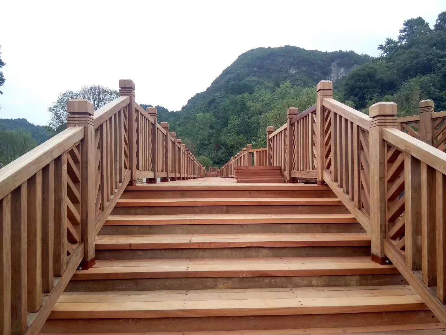 通往自然远方的景观防腐木木栈道