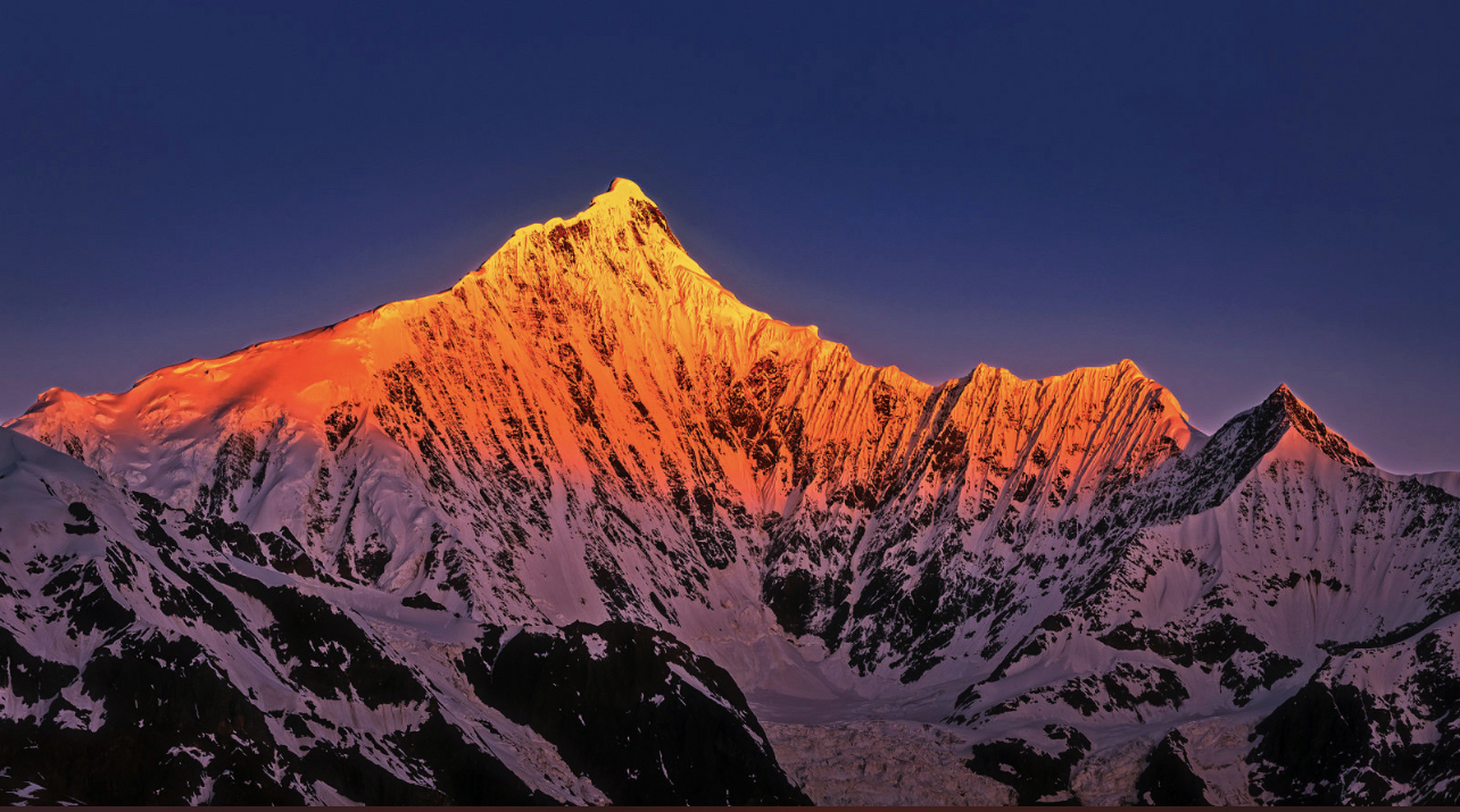 梅里雪山的日照金山是绝对的yyds,太震撼了.