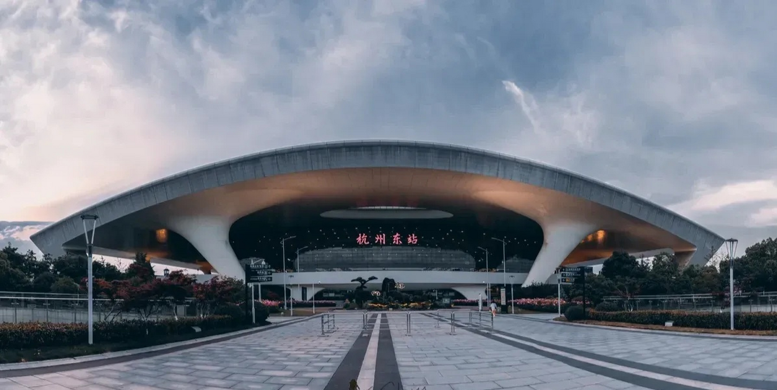 很多人拿杭州东站和南京南站比大小, 但实际上杭州东站只有南京南站