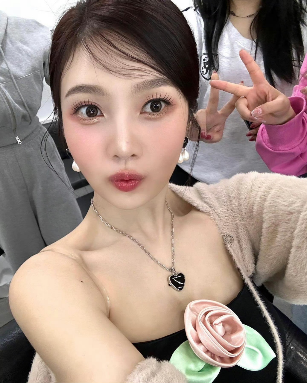 通过社交平台发布自拍的joy朴秀荣