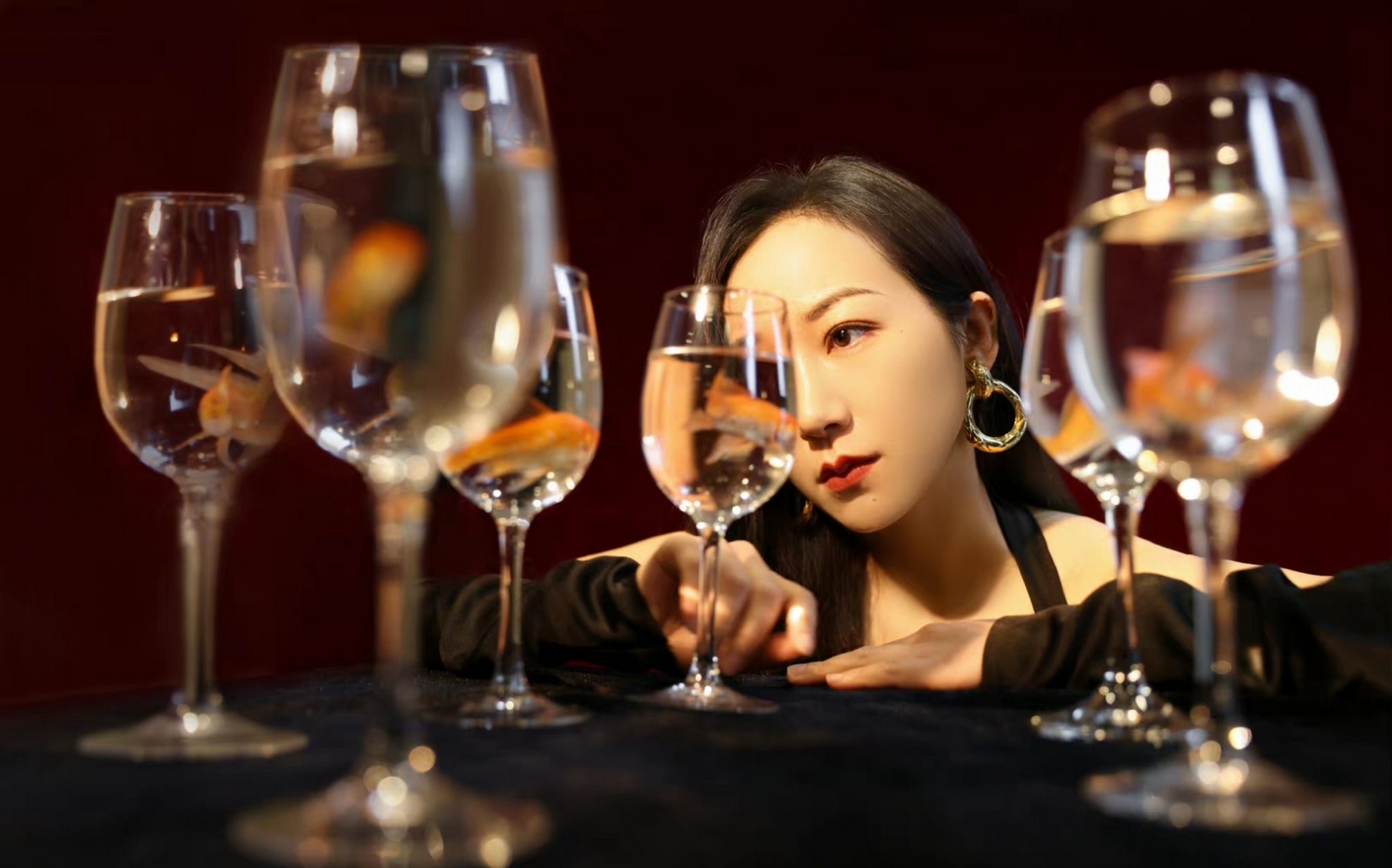 气质女人喝红酒图片图片