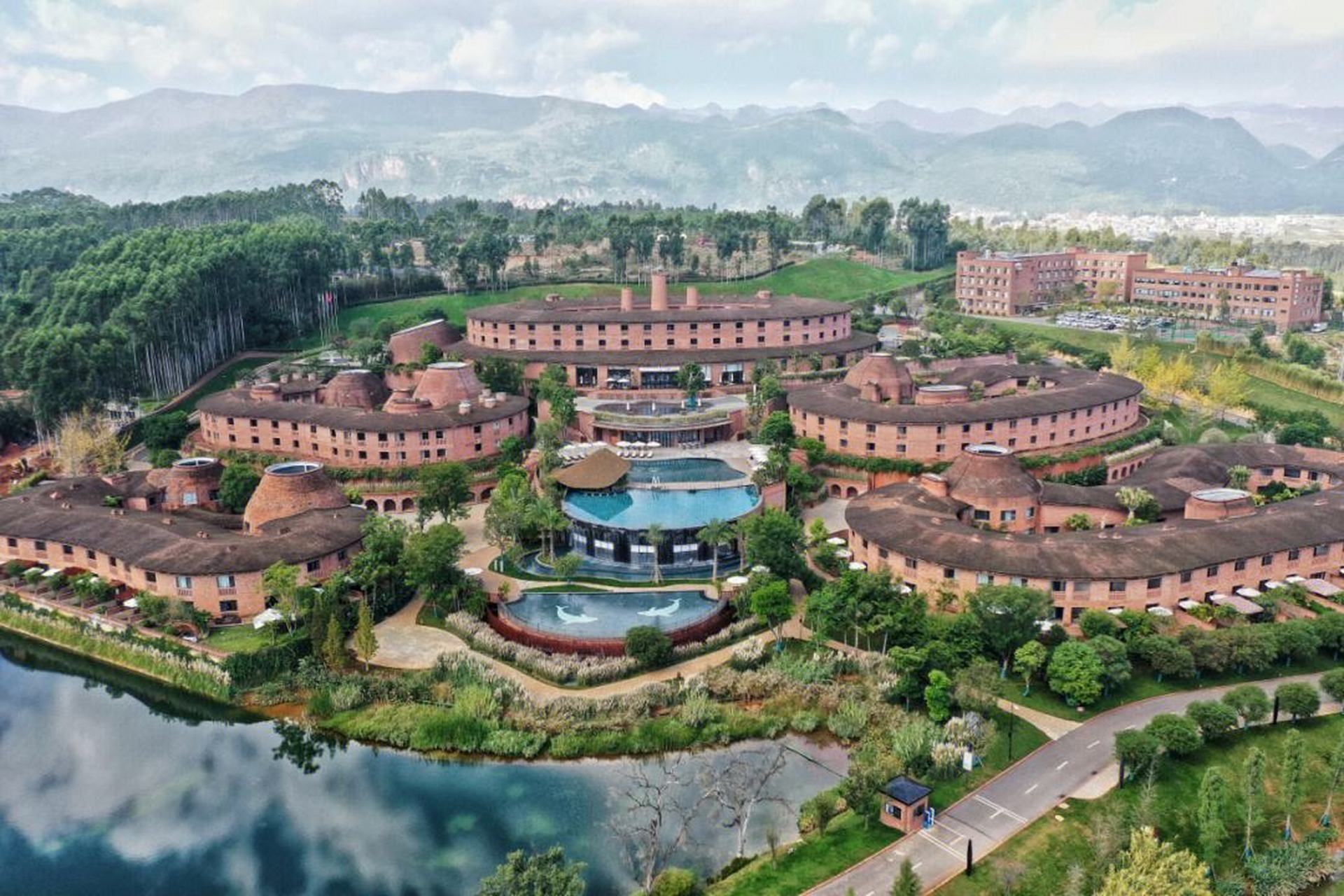 弥勒东风韵美憬阁精选酒店是法国雅高旗下高端精选酒店系列,每一家美