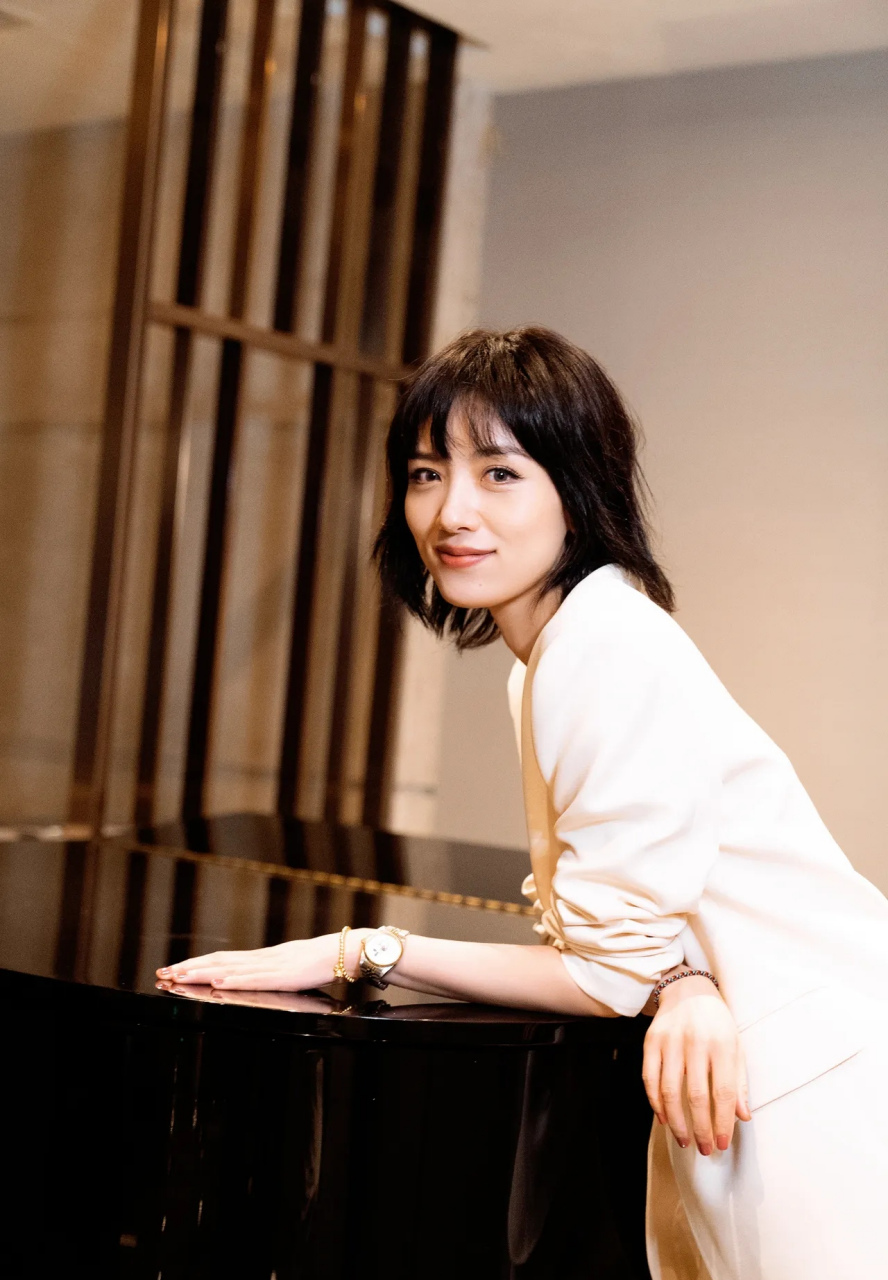 短发美女李晓峰,气质优雅,美丽迷人.#李晓峰# #养眼美女