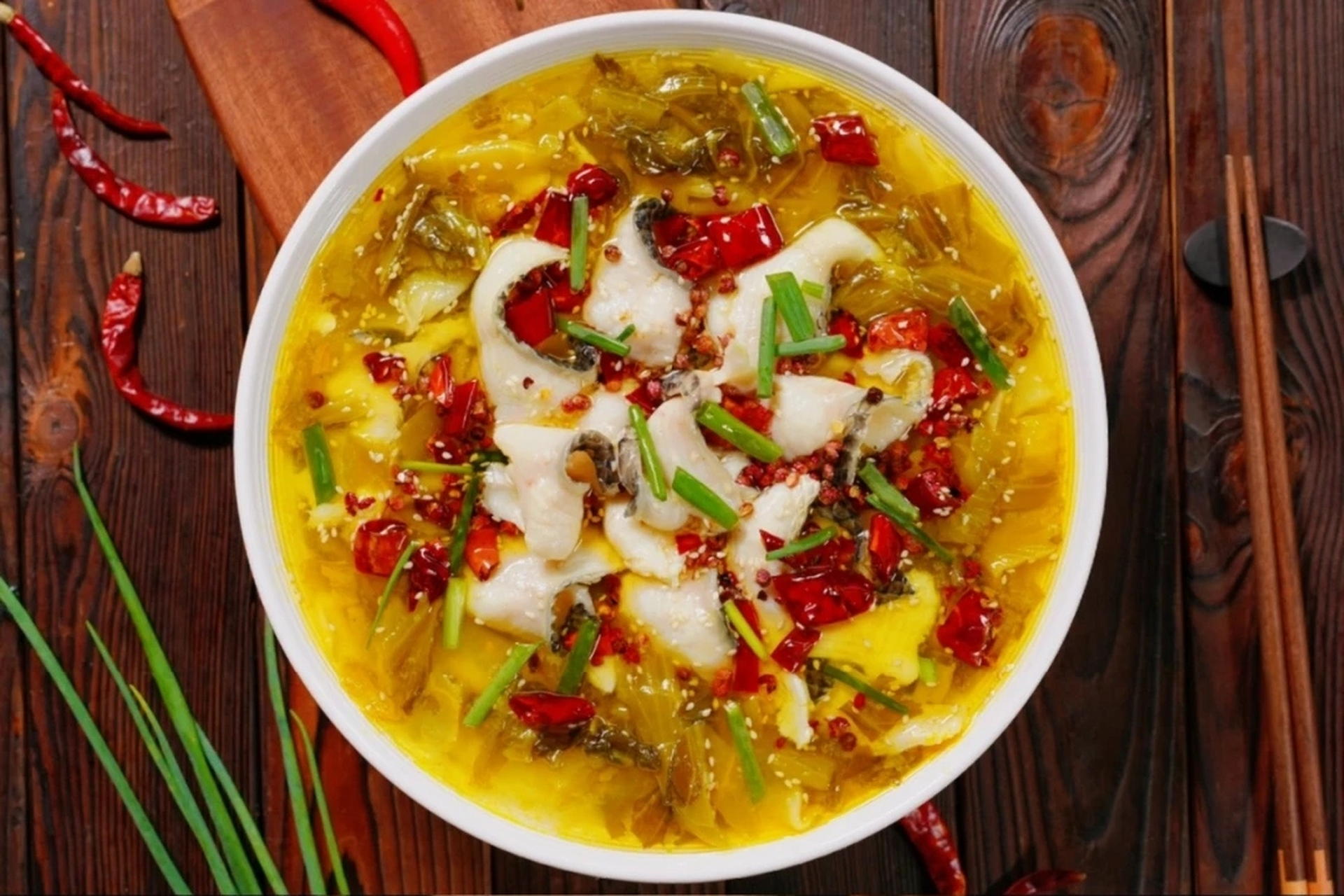 酸菜鱼也称为酸汤鱼,是一道源自重庆的经典川菜之一.