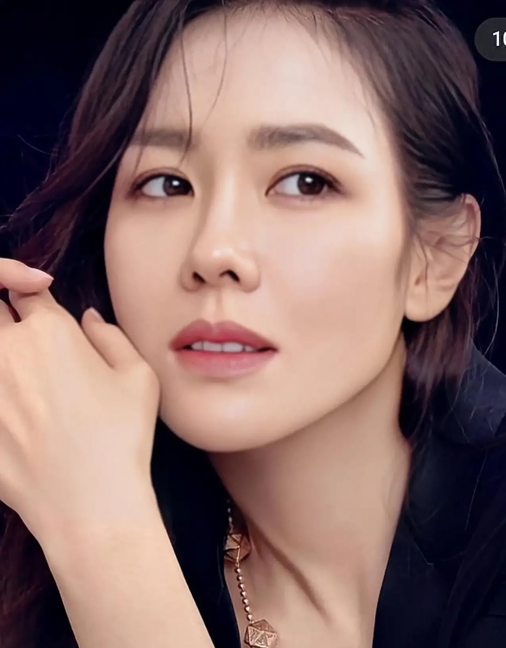 有一双迷人的大眼睛,她外型柔情似水,神情楚楚动人.那就是孙艺珍!