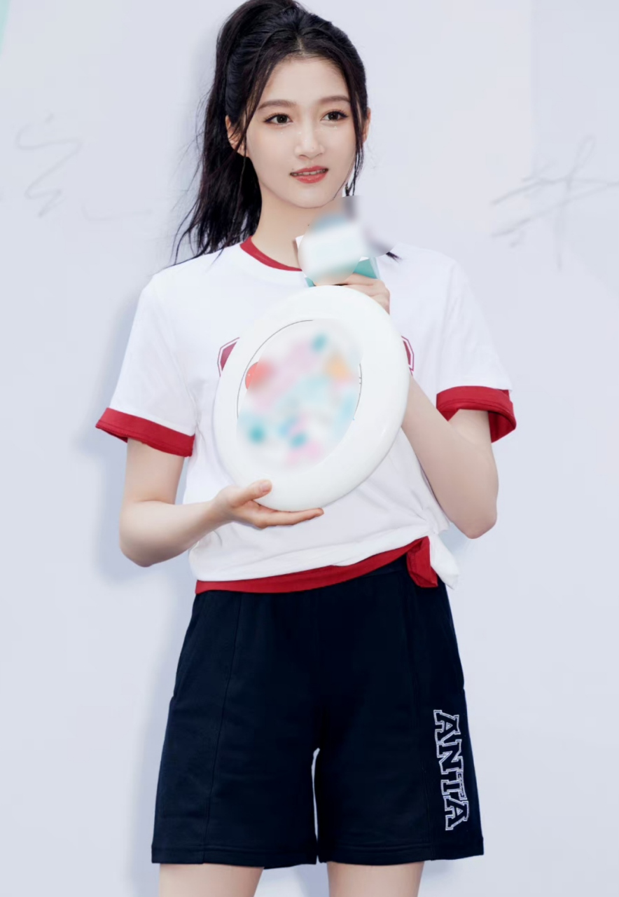 关晓彤到南京参加品牌活动,不穿礼服反而更好看了,梳起高马尾正符合她