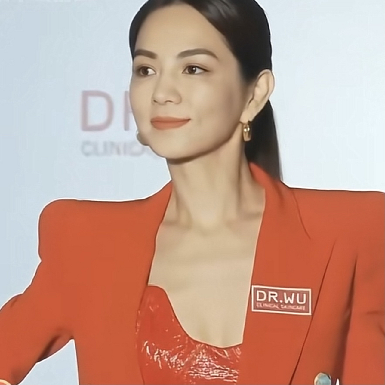 ella# 自爆小时候曾被被爸爸朋友的儿子侵犯过,直到结婚怀孕才敢唐痧