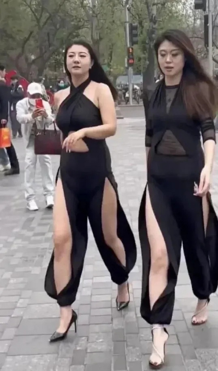 长沙步行街, 这几个女的穿得也太夸张了吧? 这是哪里的模特吗?