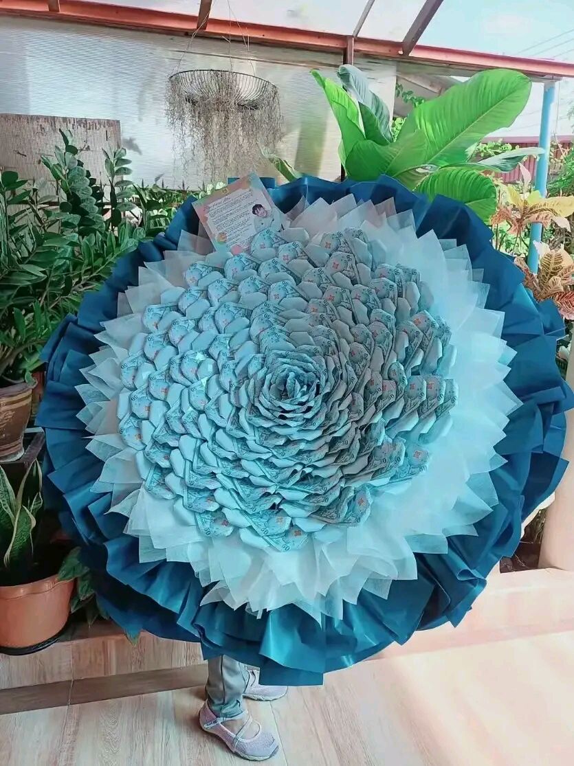 中国粉丝居然用钱做蛋糕和花给泰国男星庆生