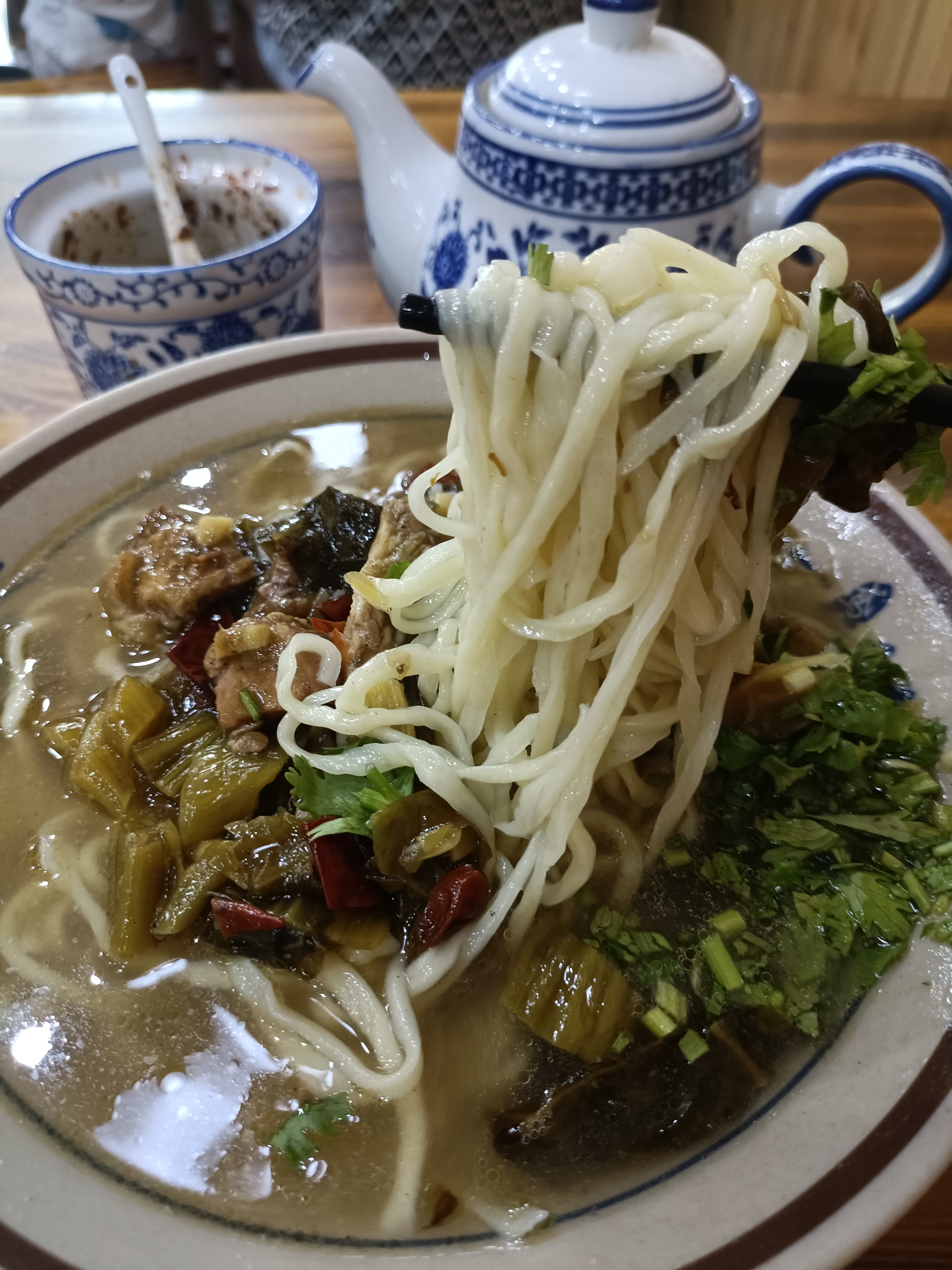 酸菜牛肉面照片图片