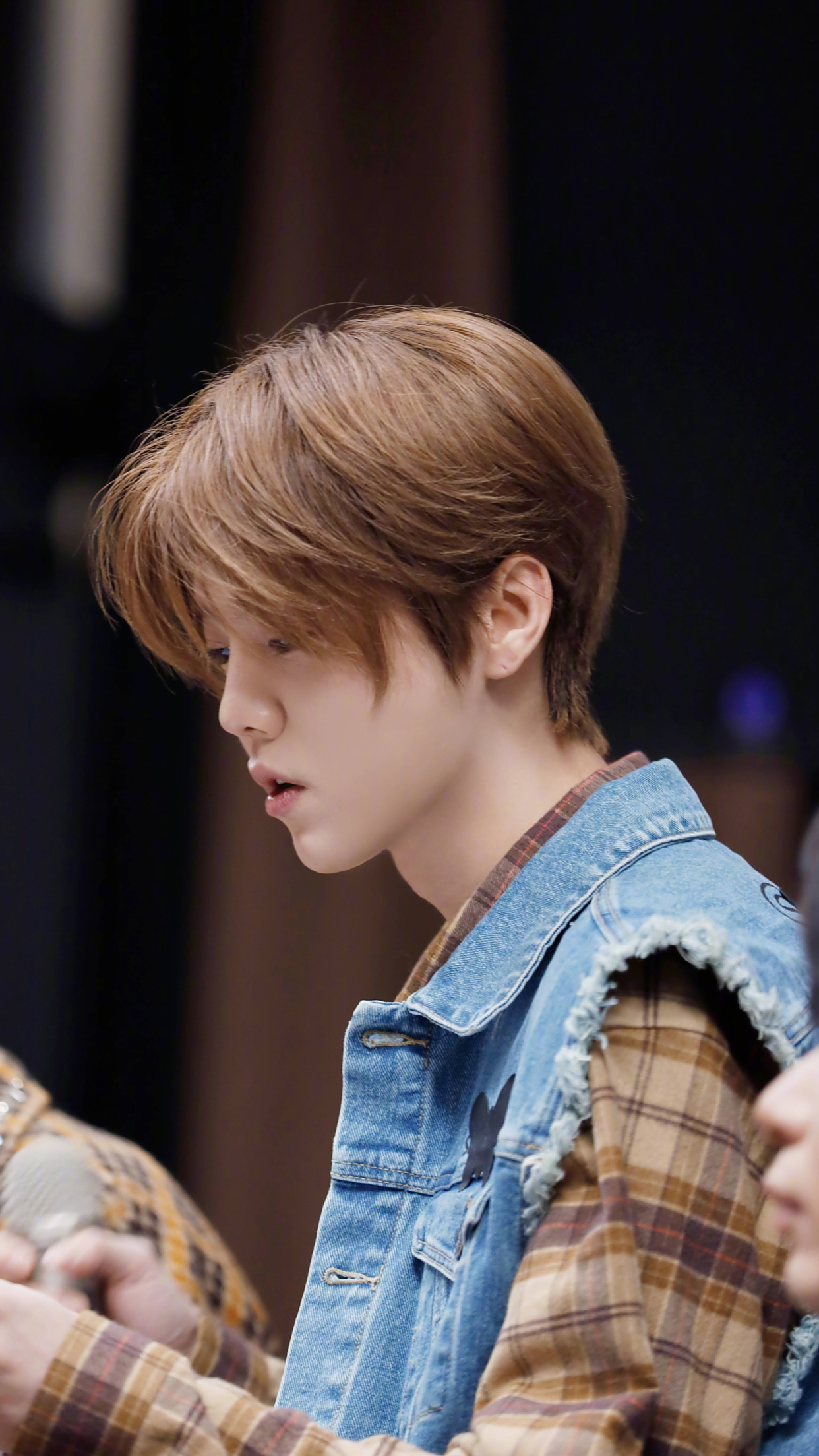 歌手鹿晗,人气爱豆,帅气又英俊的初代男团,来看休闲写真照