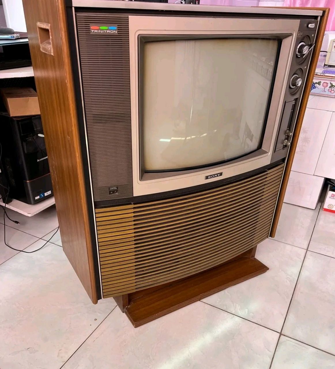 废品价80块在一户人家收了一台60年代的大电视机,机器巨大,几个人抬到