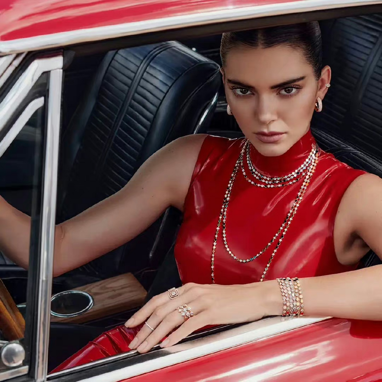 肯豆kendall jenner一身红色皮衣出镜拍摄messika ss23 广告大片