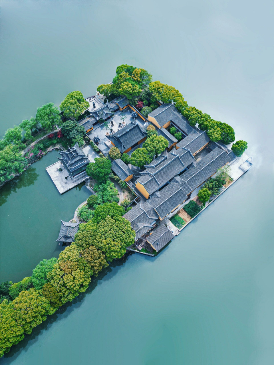 此小岛被人称之为是金庸先生笔下的燕子坞,位于苏州同里古镇同里湿地