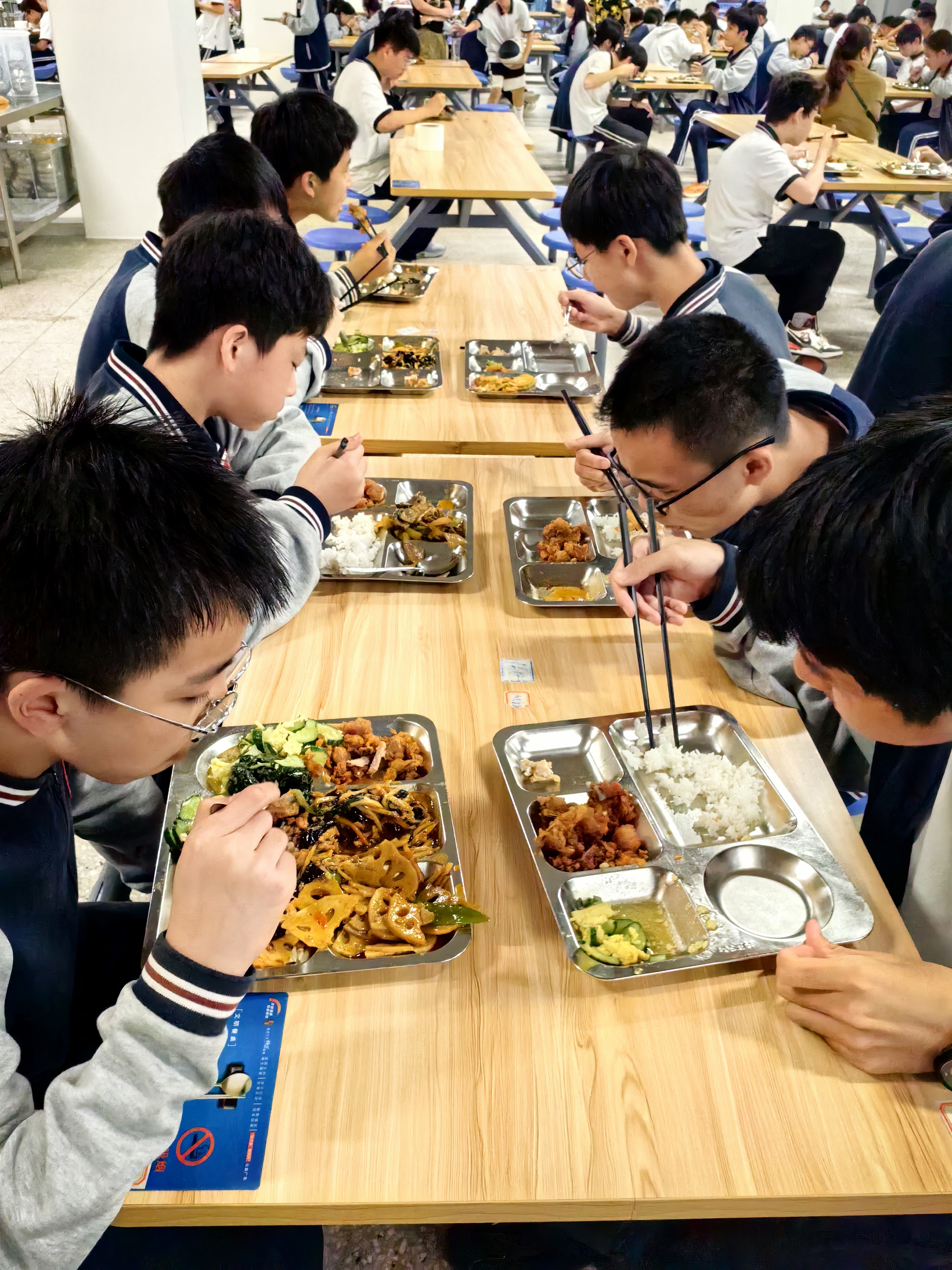 今天晚餐,同学们享用了一顿色香味俱佳的蔬菜盛宴