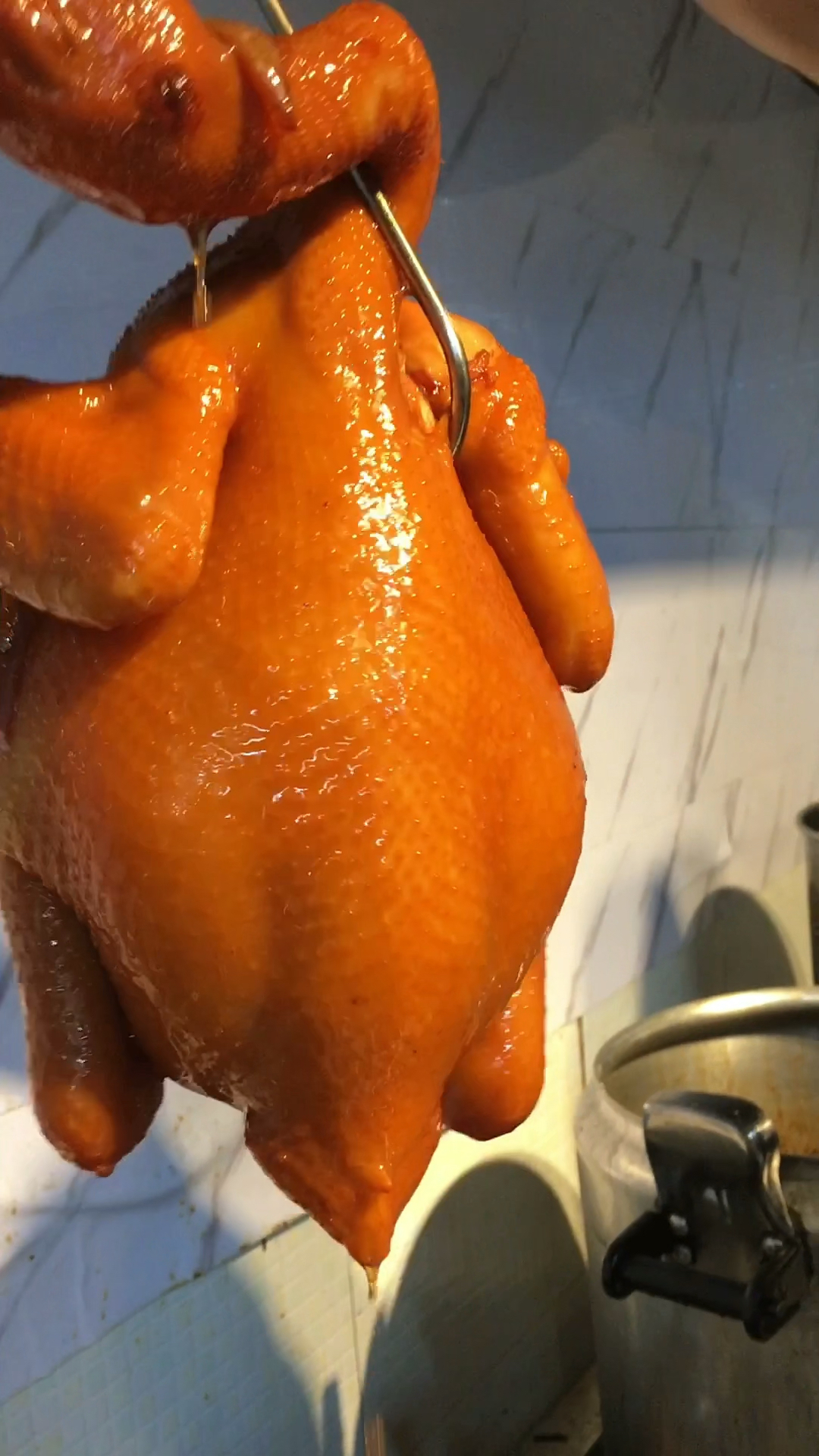 制作广东豉油鸡并不难制作好汤料浸泡熟了就可以出品了