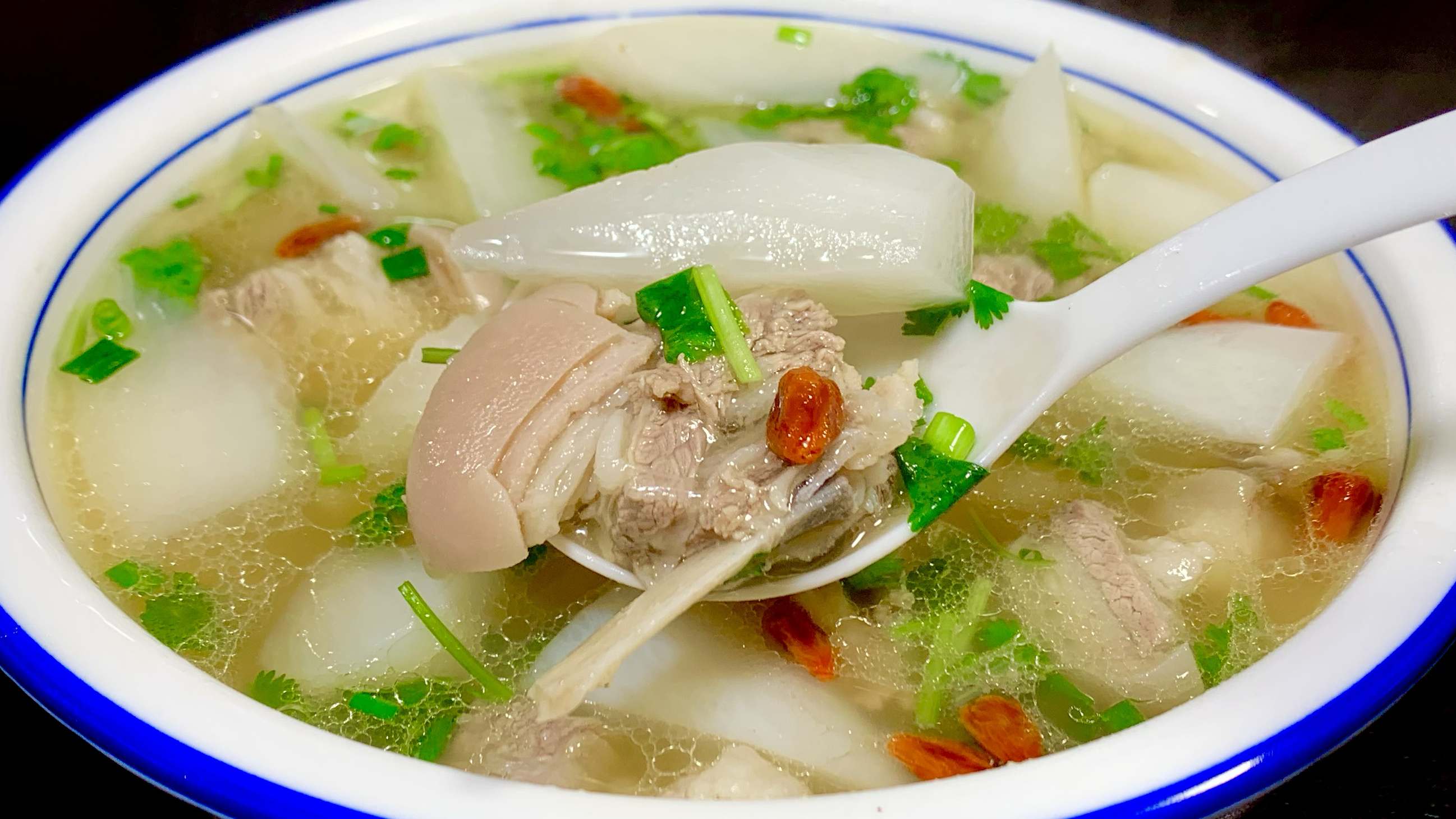 羊肉炖萝卜好喝有诀窍，汤色奶白，肉质软烂无腥味，喝完全身暖和