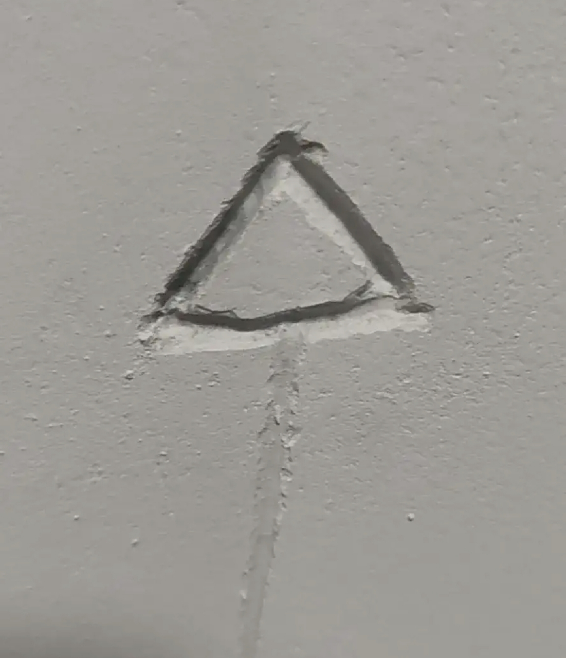 家门口被画上三角形图片